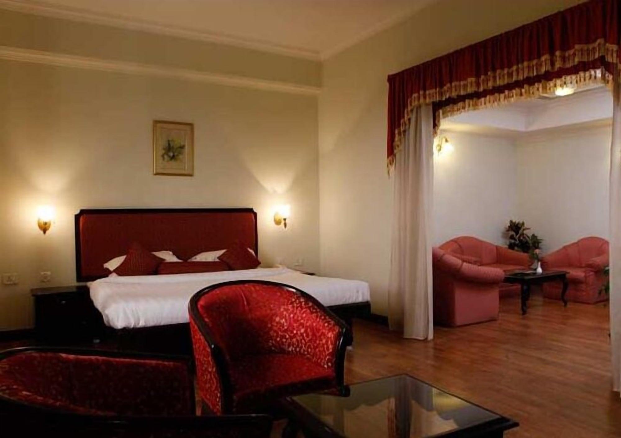 The Windsor Castle Hotel Kottayam Exterior photo